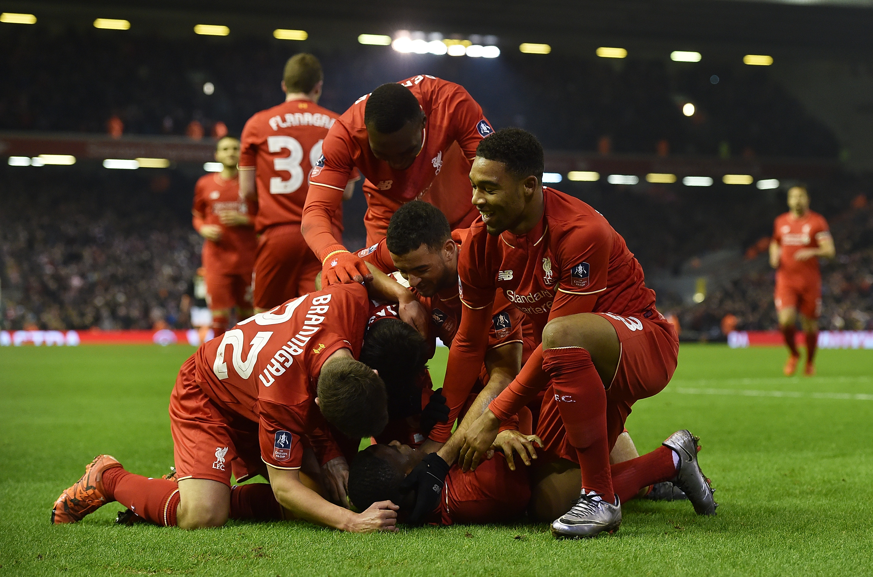 法兰克福球迷诺坎普燃放焰火投掷玻璃杯