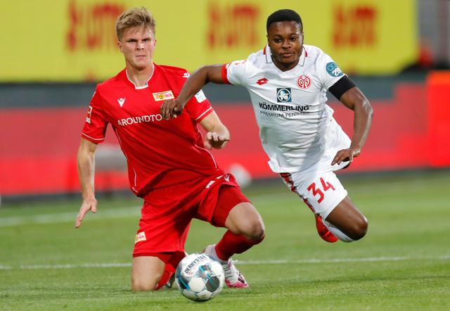 静候足协杯决赛，苏州奥体中心的草皮已换新