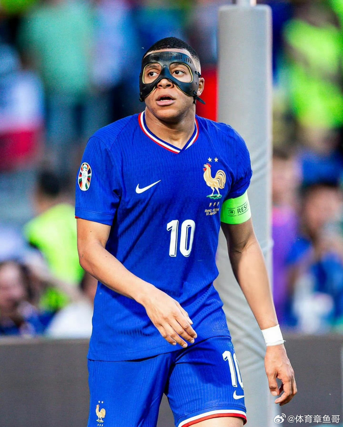 达成生涯400助里程碑，梅西赛后把球衣送给了看台上的父母