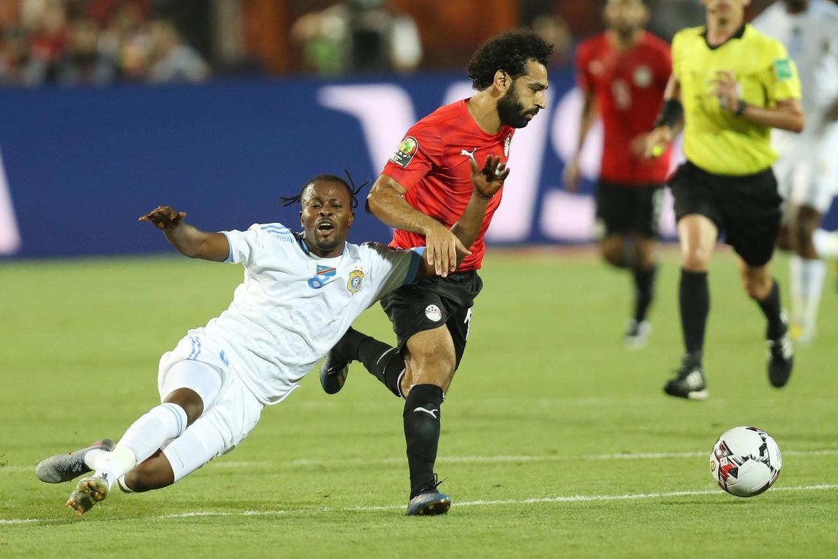 篮球勇士队内三分比赛，球星夺冠