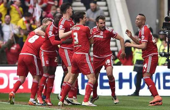 WBC撤销特伦斯·克劳福德世界拳王头衔，因其未支付认证费用，引发争议并导致空缺。