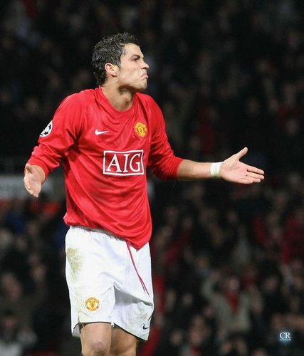 足球英超球队因球迷冲突被罚款，场面一度失控