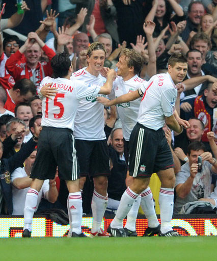 东西部得分王各砍10分，詹姆斯贡献劈扣，两队首节战平