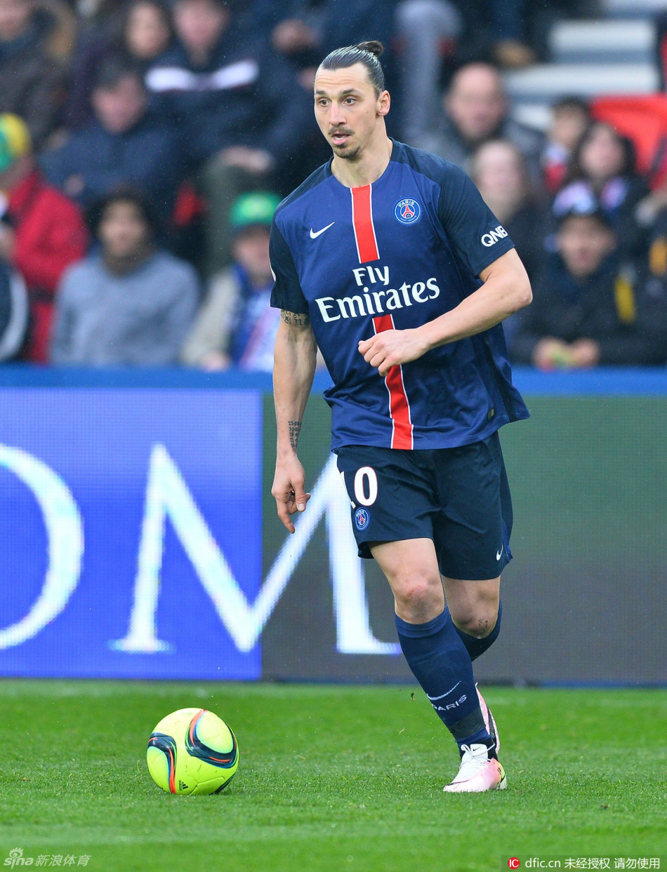 皇马本泽马梅开二度助球队取胜