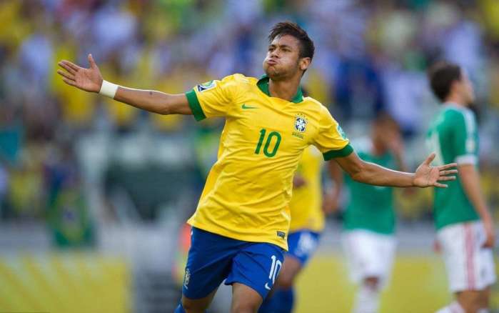 被赠送云达不莱梅印有8号的球衣，克罗斯：这是合同报价吗