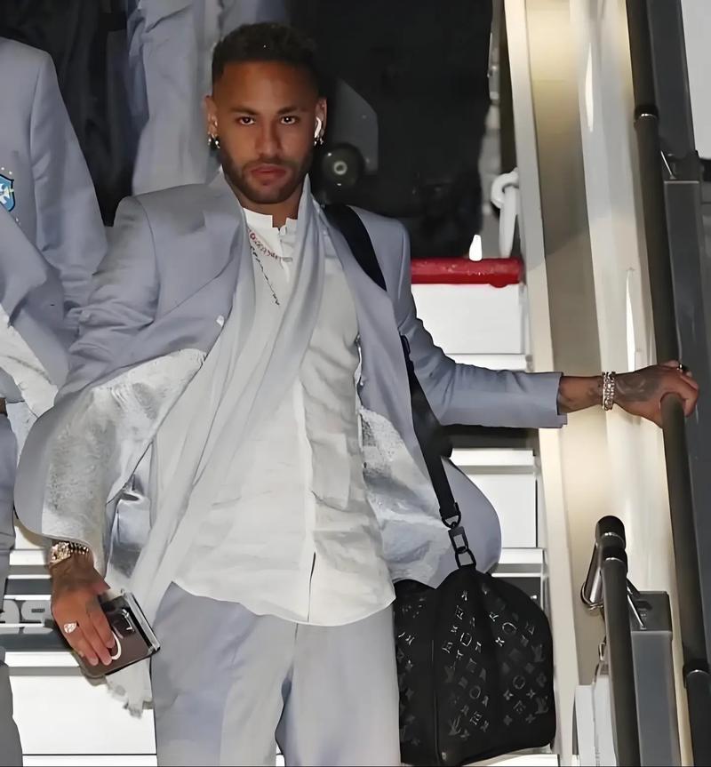 特维斯率塔列雷斯对阵博卡，赛后收到博卡赠送的纪念球衣